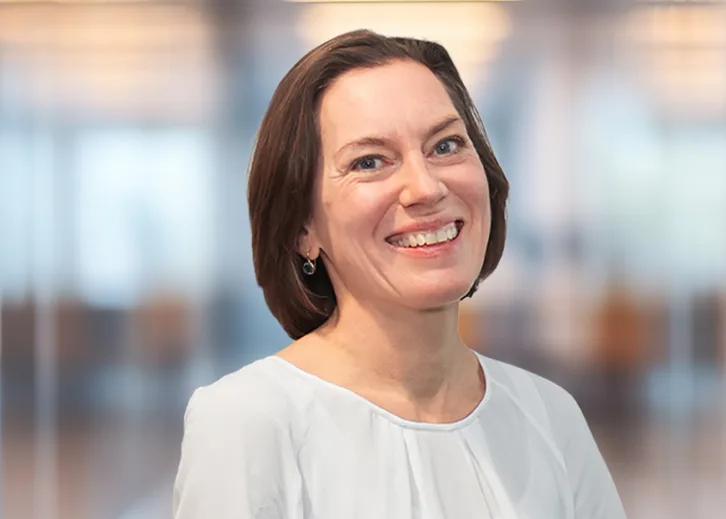 Profilbild von Prof-Dr-med-Irmingard-Neuhann.Porträt einer Frau mit kurzem, braunem Haar, die freundlich in die Kamera lächelt. Sie trägt eine helle Bluse und steht vor einem weich verschwommenen, hellen Hintergrund, der an eine moderne Praxisumgebung erinnert.